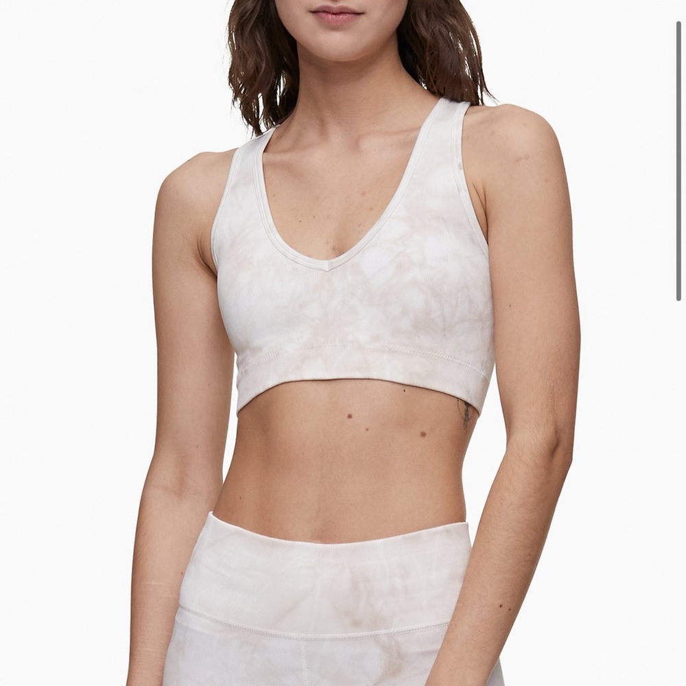 Calvin Klein Performance Thin Rib Sunburst Tie-Dye V-Neck Sports Bra in size M.